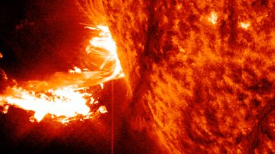 Colossal X-class solar flare suggests return of sunspot group that fueled May's epic auroras (video)