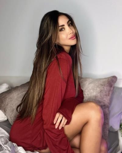 Elegant Maroon Top: Yuvanna Montalvo's Timeless Style And Grace