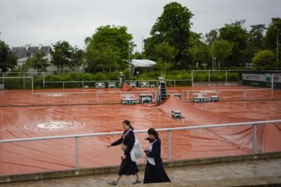 Djokovic Advances In French Open With Solid Performance