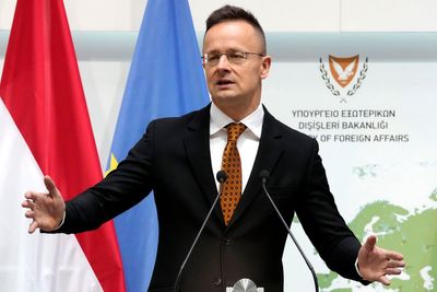 Hungary's foreign minister visits Belarus despite EU sanctions, talks about expanding ties