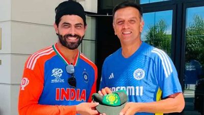 'Special cap from special person': Ravindra Jadeja receives ICC Test Team of the Year cap from Rahul Dravid