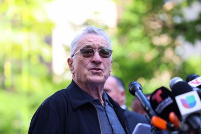 De Niro shows up and shows Dems the way