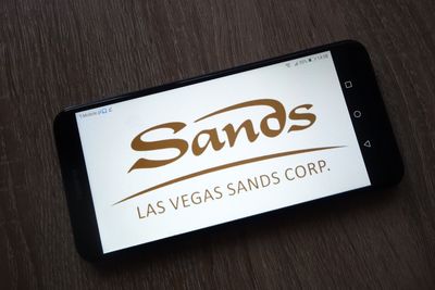 Are Wall Street Analysts Predicting Las Vegas Sands Stock Will Climb or Sink?