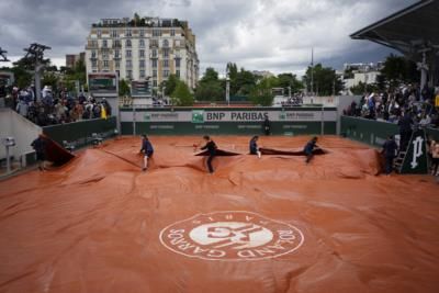 Sabalenka Advances To Third Round At Rain-Affected French Open