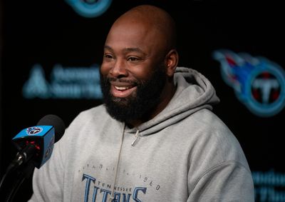 Titans GM Ran Carthon hilariously video bombs reporter