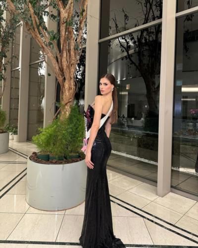 Sofía Osío Stuns In Stylish All-Black Outfit With Squad