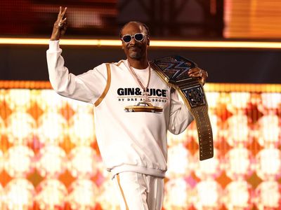 Snoop Dogg auctions off half-smoked marijuana blunt for upwards of $1,000