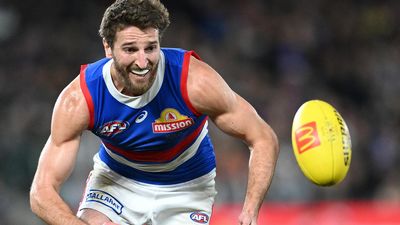 Bontempelli leads Bulldogs to tough win over Magpies