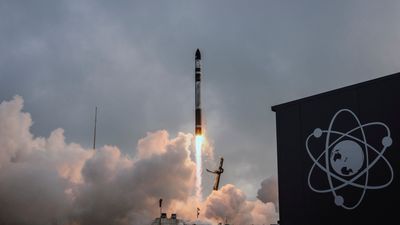 Rocket Lab launches 2nd shoebox-sized climate satellite for NASA (video)