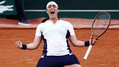 Ons Jabeur ousts Leylah Fernandez to book French Open fourth-round spot