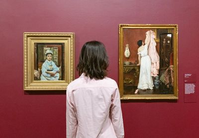 Looking at people looking at art: inside the mind of a gallery attendant