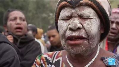 Papua New Guinea villagers begin mourning ceremonies after massive landslide