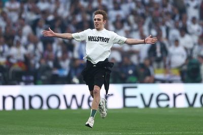 Pitch invaders halt Champions League final between Dortmund and Real Madrid at Wembley