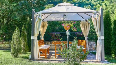 What's the difference between a gazebo and a pergola?