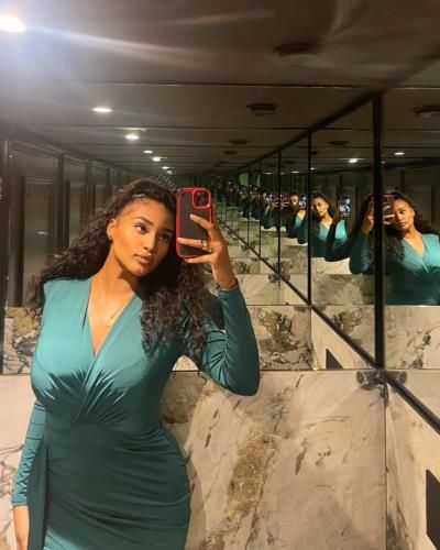 Nashaira Balentien Stuns In Stylish Green Dress Selfie