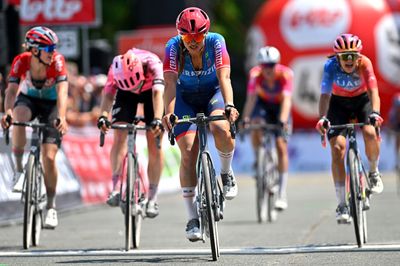 Dwars door de Westhoek - Kathrin Schweinberger wins after breakaway with Lauretta Hanson