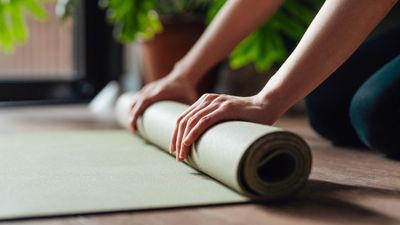 How to wash a yoga mat using your favorite essential oils