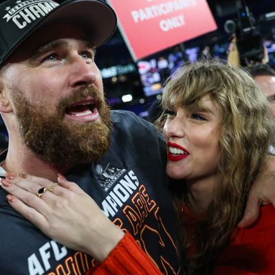 Jason Sudeikis Wants to Know When Travis Kelce Is Going to "Make an Honest Woman" Out of Taylor Swift