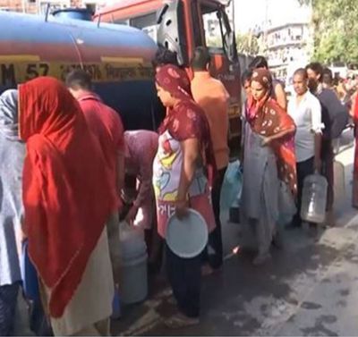 Delhi: People continue to grapple with water shortage