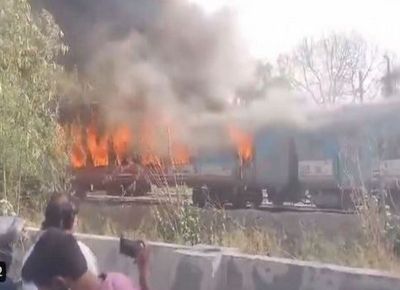 Delhi: Fire engulfs 3 coaches of Taj Express, none hurt