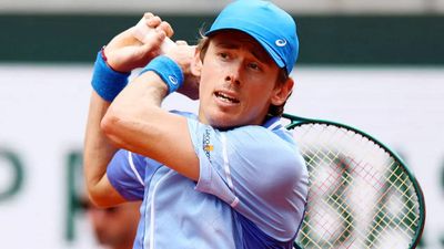 Alex de Minaur stuns Daniil Medvedev to reach French Open quarters