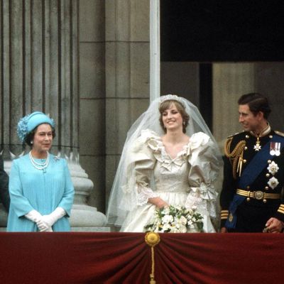 Lip Readers Decode the Advice Queen Elizabeth Gave Princess Diana on the Buckingham Palace Balcony the Day Diana Married Prince Charles