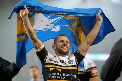 Rugby union and league unite to pay tribute to Rob Burrow