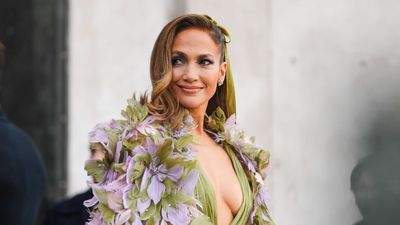 Jennifer Lopez improves feng shui in her bathroom using this tall, clutter-free shelving technique