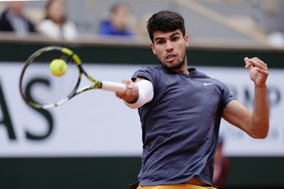 Swiatek Roars Into French Open Semis As Alcaraz Battles Tsitsipas