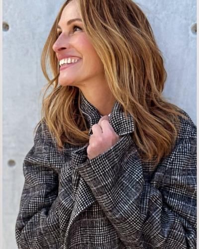 Julia Roberts Shines In Grey, Effortlessly Radiating Charm And Joy