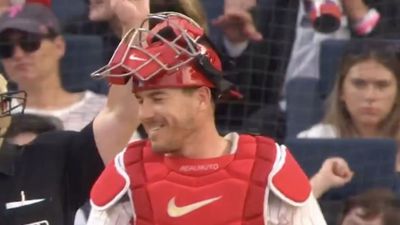 Funny Moment Between Phillies' J.T. Realmuto, Brewers' Rhys Hoskins Was Baseball Poetry
