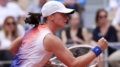 Iga Swiatek invites Steffi Graf comparison with French Open rout