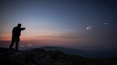 Astrophotographer captures planetary parade with the moon in stunning photo