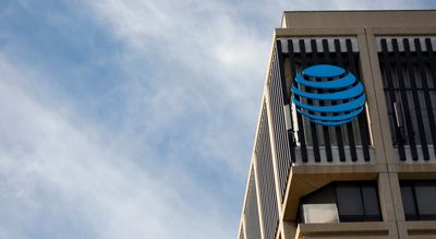 AT&T cellular users report widespread cell outages; carrier says 911 impacts were reported in ‘error’