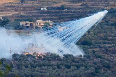 Rights group claims Israel has hit residential buildings with white phosphorous in Lebanon