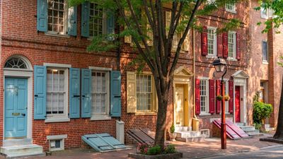 10 colors that go with a red brick exterior – expert advice on those finishing touches