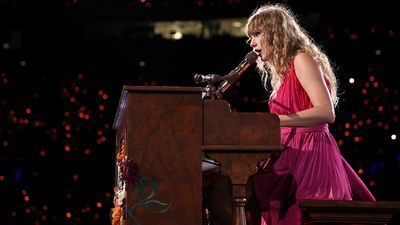 “Sometimes the instruments just break, and then we have to fix them”: Taylor Swift suffers ANOTHER piano malfunction during a “rain show” on her Eras Tour