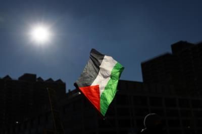 Former Italian Lawmaker Displays Palestinian Flag On Milan Cathedral