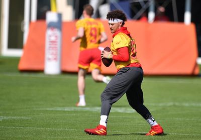 WATCH: Patrick Mahomes completes insane behind-the-back pass in practice