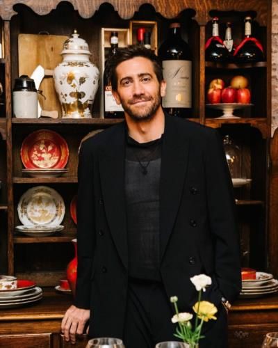 Jake Gyllenhaal Stuns In Sleek Black Suit And Charming Smile