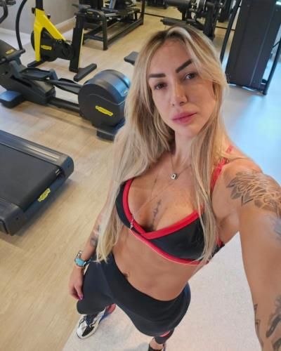 Thaisa Daher Exudes Strength In Striking Gym Attire Selfies