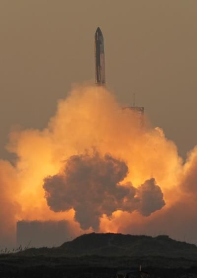 Spacex's Mega Rocket Successfully Completes Test Flight In Texas