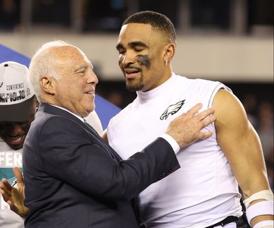 Report: Eagles owner Jeffrey Lurie is exploring a sale of minority stake in the franchise