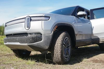 Rivian's New R1S and R1T Are In a Heart-Stopping Race to Smoke Tesla