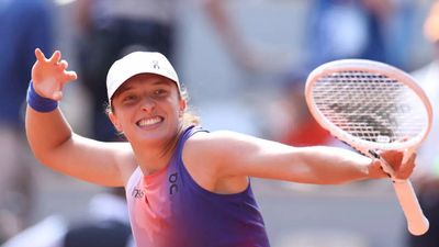 Dominant Swiatek sees off Gauff to reach French Open final