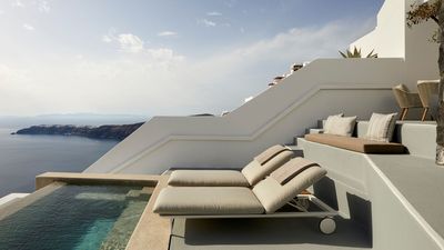 Discover Grace Hotel Auberge's infinity suites in Santorini and their blue-and-white allure