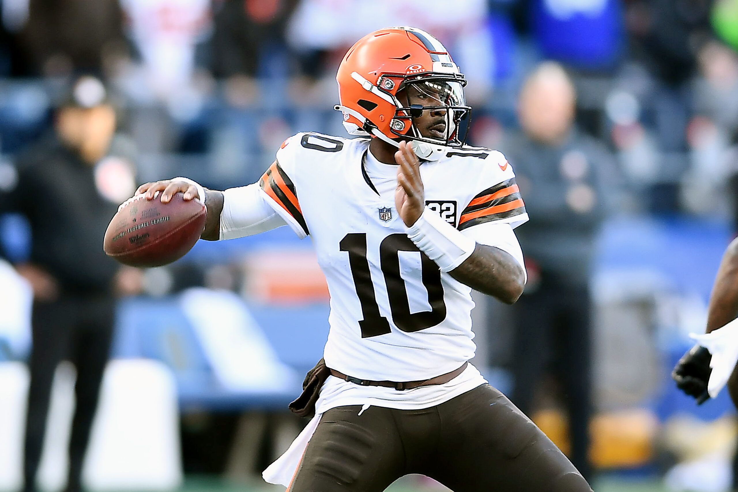 Former Browns quarterback P.J. Walker signs with the…