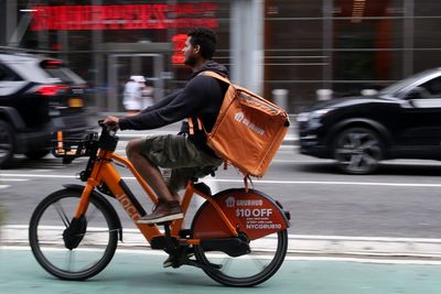 NYC comptroller: Food delivery apps are blaming minimum pay for inflation. It's baloney