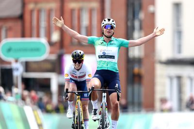 'Phenomenal ride' by Anna Henderson as Lotte Kopecky extends Tour of Britain Women lead on stage two