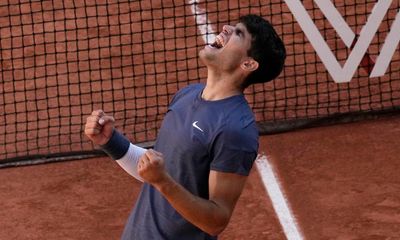 Alcaraz edges out Sinner and Zverev beats Ruud to set up Roland Garros final